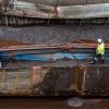 Ein 85 Meter langes Güterschiff liegt beschädigt in der Schleuse Geisling.