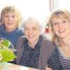 Aindlings Tomas Zinnecker gratulierte Emilie Brugger zum 85. Geburtstag. Die Jubilarin sitzt zwischen ihren Töchtern Karolina (rechts) und Anna. 