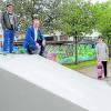 „Hip“ nennt sich dieses neu angeschaffte Element auf dem Skaterplatz, das Bürgermeister Florian Mayer (Zweiter von links) zusammen mit Florian Hendlmeier (ganz links), Maximilian Schultz und Mark Wallner begutachtet. 