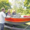 Das Motorboot der Königsbrunner Wasserwacht lag auf dem Trockenen – trotzdem ließ Andreas Leupolz die Buben und Mädchen einmal Probe sitzen.