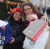 Sinthia Brutscher (links) und Sara Soares aus Unterthingau wollten am Samstag eigentlich nur auf den Christkindlesmarkt. Aus dem Kurzbesuch wurde ein ausgedehnter Einkaufsbummel.
