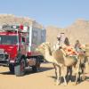 So unterscheiden sich die Verkehrsmittel. Während Sonja Nertinger und Klaus Schier mit dem Unimog unterwegs sind, bevorzugen Einheimische das Kamel. 