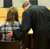 Der Angeklagte Andreas P. erhält beim Prozessauftakt Zuspruch von Bernhard Löwenberg, einem seiner Verteidiger.