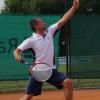 Roland Matusche schlägt für die Tennis-Herren der SpVgg Deiningen in der Kreisklasse auf. 	