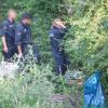 Polizisten am Leichenfundort in einem Gebüsch nahe Wiesbaden-Erbenheim.