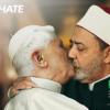Papst Benedikt XVI. küsst in der Benetton-Werbekampagne den Imam Scheik Ahmed el Tajeb.