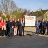 Zwei weitere Seniorenanlagen der BeneVit-Gruppe sind im Landkreis geplant. Auf dem Bild in Buttenwiesen: (rechts vom Schild, vorne von links) Der bayerische Gesundheitsminister Klaus Holetschek und Landtagsabgeordneter Georg Winter informierten sich im Gespräch mit Kaspar Pfister, Inhaber der BeneVit-Gruppe, und mit Bürgermeister Hans Kaltner (Zweiter links vom Schild). Mit im Bild Gemeinde- und Gemeinderatsvertreter sowie CSU-Landratskandidat Christoph Mettel (links vom Schild).