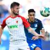 Augsburgs Marcel Heller (l) und Hoffenheims Nadiem Amiri kämpfen um den Ball.