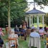 Andy Land singt und spielt bereits zum vierten Mal im Höchstädter Stadtpark.  	