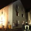 In einem Mehrfamilienhaus in Augsburg ist am Dienstagabend Feuer ausgebrochen. Elf Menschen wurden laut Feuerwehr leicht verletzt, darunter ein Säugling.