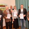 Günther Huber (vorne von links), Werner Büchele, Ernst Woisetschläger, Schwester Clarissa Thannbichler und Jörg Hossenfelder wurden mit Spenden aus der Kultur- und Sozialstiftung der Genobank bedacht. Vorsitzende Christiane-Maria Rapp, Vorstand Manfred Rockenfeller und Vorstand Anton Jall (hinten, Mitte) überreichten die Spenden. 	