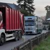 Auf der Schöffeldinger Straße in Eresing geht es zur Autobahn. Entsprechend viele Fahrzeuge dort unterwegs.