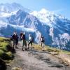 Krumbacher Wandergruppe auf dem Weg von der Kleinen Scheidegg im Berner Oberland in Richtung Eiger mit Jungfrau (4158 m) und Silberhorn. Von links Hans und Alfred Bosch, Ernst Munding, Hans Rößner und Georg Winkler.