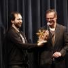 Regisseur Tom Lass (links) erhielt aus den Händen von Mitveranstalter Jürgen Farenholtz eine stilisierte Schneeflocke, den Preis für den besten Beitrag des Snowdance Independent Filmfestivals Landsberg. 
