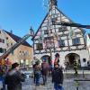 Bei strahlendem Wetter feierten die Schlorper auf dem Marktplatz in Krumbach Winterfest und stellten ihren Narrenbaum auf.