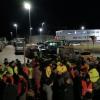Mit rund 70 Traktoren und mehreren Autos blockierten rund 100 Landwirtinnen und Landwirte in der Nacht zum Montag das Logistikzentrum des Lebensmitteldiscounters Norma im Gewerbepark an der Bundesstraße B300 zwischen Aichach und Dasing.