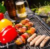 Damit es keinen Ärger mit den Nachbarn gibt, sollte man auf dem Balkon besser nur einen Elektrogrill verwenden.