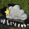 Mit diesem Stein auf dem Nersinger Friedhof sollen  Angehörige einen Ort für ihre Trauer haben. Steinmetzin Sylke Lambert erstellte das Kunstwerk in Form einer Wolke mit einem Stern. 