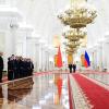 Unter goldenen Kronleuchtern empfing Wladimir Putin, Präsident von Russland, seinen Gast Xi Jinping, im Großen Kremlpalast.