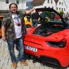 Henry Böck aus Bellenberg ist Veranstalter sogenannter Super Car Charitys. Im „Kofferraum“ ist statt Gepäck der Motor.