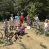 Sie wollen ihre selbst gebaute Schanze behalten. Unser Foto zeigt einen Teil der Kinder vom Krachenberg und der Schanzwiese, die sich in einem Brief an Oberbürgermeisterin Doris Baumgartl gewandet haben. Hinweis zum Thema Abstand: Es stehen Kinder aus derselben Familie beisammen, ansonsten wurden die Abstände eingehalten.