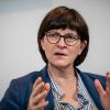 SPD-Chefin Esken fordert zum 1. Mai mehr Unterstützung für Arbeitnehmer - ob im Homeoffice oder an der Supermarktkasse. Dabei gehe es um Arbeitsschutz, aber auch um faire Löhne.