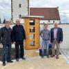 Von links: Franz-Josef Wolf, Josef Fischer, Max Josef Vachal und Georg Stoller präsentieren den neuen Bücherturm in Birkhausen, finanziert mit dem Regionalbudget der ILE Nordries.