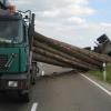 Baumstämme fallen von Lastwagen auf nachfolgendes Auto