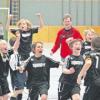 So sehen Sieger aus. Überschwänglich bejubelten die E1-Kicker der SpVgg Westheim ihren Sieg bei der Stadtmeisterschaft. 