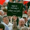 Zehntausende demonstrierten 2004 gegen die Hartz-Gesetze, darunter viele Mitglieder der IG Metall. Auch damals stand die SPD am Pranger. 