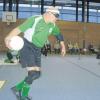 Fritz Maier aus Donauwörth in Aktion beim Torball.  