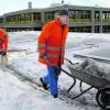 Mitarbeiter des städtischen Bauhofes in Dillingen befreien das Dach der Mittelschule von Schnee. Bei der Kontrolle am gestrigen Montag, ob eine Überlast auf dem Flachdach entstanden ist, war ein erhöhter Wert festgestellt worden. Foto: Stadt