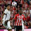 Jude Bellingham (l) von Real Madrid und Nico Williams von Athletic Bilbao kämpfen um den Ball.