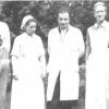 Lagerleiter Adolf Fritscher (links) und Lagerarzt Dr. Ahne mit Schwestern.  	