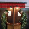 Zwei weißrussische Soldaten füllen ihre Stimmzettel während der Präsidentschaftswahlen in einem Wahllokal in Minsk aus. Die Weißrussen stimmen darüber ab, ob sie ihrem autoritären Präsidenten eine sechste Amtszeit gewähren wollen.