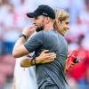 Stuttgarts Borna Sosa (r) klatscht nach dem Spiel mit Trainer Sebastian Hoeneß ab.