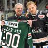 Panther-Gesellschafter Martin Horber überreicht Steffen Tölzer ein Trikot mit der Nummer 500. So viele Spiel hat der Verteidiger für die Panther bestritten. Außerdem wurde vor dem Spiel gegen Köln die Vertragsverlängerung Tölzers bekanntgegeben.