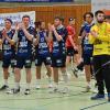 Erleichtert verabschieden sich die Handballer des TSV Niederraunau von ihren Fans. Sie werden sich auch in der kommenden Landesliga-Spielzeit wieder begegnen.