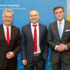 Präsident Hans-Eberhard Schurk (links) und Hochschulratsvorsitzender Roland Kreitmeier (rechts), gratulieren Wahlsieger Gordon Thomas Rohrmair.   