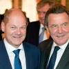 Der vorherige und der nächste SPD-Kanzler: Olaf Scholz (links) und Altkanzler Gerhard Schröder 2016 in Hamburg.