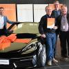 Der glückliche Gewinner Thomas Fischer (Dritter von rechts) vor seinem neuen Porsche Boxster. Mit im Bild (von links) Markus Eichenseer (VR-Gewinnsparverein Bayern), Markus Merz (Vorstandssprecher der VR-Bank Main-Rhön) und Ehrhard Rottenberger.