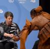 Ein Mann von den Fidschi-Inseln reicht Umweltministerin Barbara Hendricks zum Auftakt der Bonner Klimakonferenz auf traditionelle Art ein Schälchen mit einem Getränk.