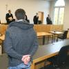 Vor Gericht: Die Aufarbeitung der tödlichen Gewalttat vom Augsburger Königsplatz hat am Dienstag begonnen. Drei junge Männer sind angeklagt.