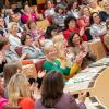 Ja, muss man denn erst die Mannsbilder aus dem Bayerischen Landtag schmeißen, damit es auch mal lustig wird? Unser Foto zeigt Teilnehmerinnen der Konferenz „Frauen im Parlament“ im Oktober im Plenarsaal.