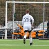 Zwei Elfmeter wehrte FCG-Torhüter Dominik Hozlinger (hinten) im Testspiel bei den Sportfreunden Dorfmerkingen ab.