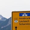 Fahrverboten und Dosierampeln: Die Landesregierung in Tirol will so Staus und Behinderungen in kleinen Orten vorbeugen.