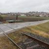 Einer der Bahnübergänge auf Höhe Hainsfarths: Um die Hesselbergbahn zu reaktivieren, müssen mehrere Übergänge saniert werden.  	