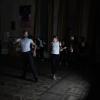 Tanzstunde im Dunkeln: Studio-Chef Oleksii und seine Kurs-Teilnehmenden bieten bei Latino-Rhythmen dem Krieg die Stirn.