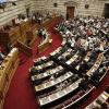 Die Abgeordneten in Athen stimmten am frühen Donnerstagmorgen mit klarer Mehrheit für erste Spar- und Reformmaßnahmen. 