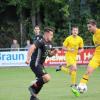 Stefan Kraus (am Ball) ist Kapitän und eine echte Leitfigur beim TSV Ustersbach